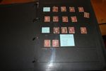 ENGLAND. Samling i vackert handgjord läderpärm, med några hundra penny reds med försök till plåtning, samt en del annat.