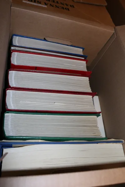 UNGERN. Stort parti/samling i åtta album. Ej närmare genomgånget men från klassiskt och framåt. Tusentals frimärken! Även en ungersk specialkatalog.