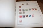 UNGERN. Stort parti/samling i åtta album. Ej närmare genomgånget men från klassiskt och framåt. Tusentals frimärken! Även en ungersk specialkatalog.