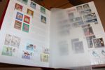 UNGERN. Stort parti/samling i åtta album. Ej närmare genomgånget men från klassiskt och framåt. Tusentals frimärken! Även en ungersk specialkatalog.