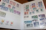 UNGERN. Stort parti/samling i åtta album. Ej närmare genomgånget men från klassiskt och framåt. Tusentals frimärken! Även en ungersk specialkatalog.