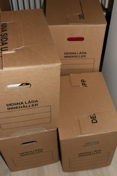 HELA VÄRLDEN. Jätteparti hela världen i fyra mindre flyttlådor. Ofta enklare samlingar från enskilda länder, men även vissa album mer blandat. Tonvikt på Europa men alla kontinenter finns i någon mån.