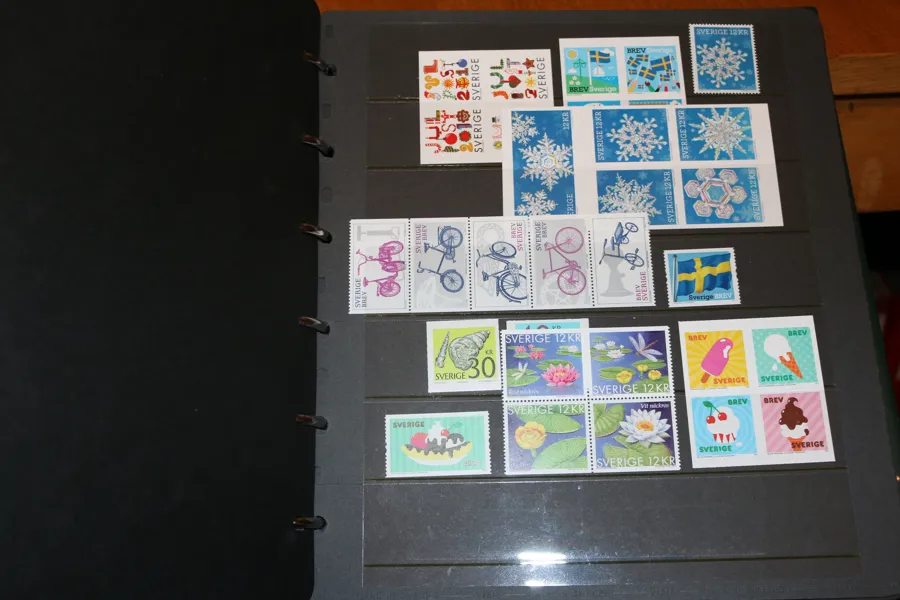 Visiralbum med en xx samling ca 2010-2024. Nom 12000 kr inkl många "brev". Även lite äldre märken och något stämplat.