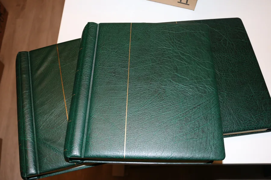 Fin samling till 2009 i tre Leuchtturmalbum med fickor, dock med lätt röklukt. Gles äldre del, mest värde i modernt xx i stort sett komplett från 1945-2009 med nominellt värde på ca 15000 kr. 