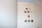 Fin samling till 2009 i tre Leuchtturmalbum med fickor, dock med lätt röklukt. Gles äldre del, mest värde i modernt xx i stort sett komplett från 1945-2009 med nominellt värde på ca 15000 kr. 
