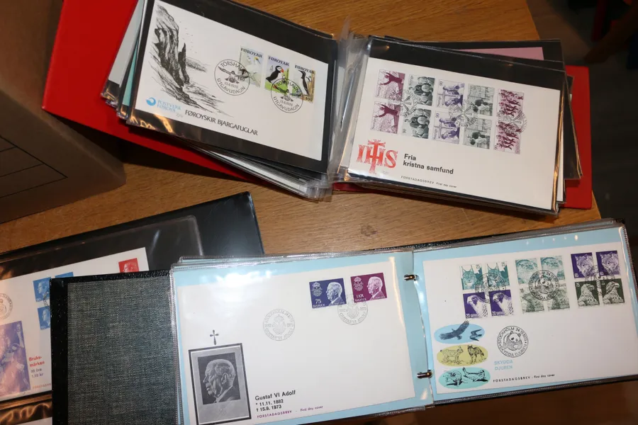 Låda sex album FDC mest 1960-80-tal, de flesta med vinjetter. Även ett album Danmark och något Färöarna.
