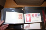 Låda sex album FDC mest 1960-80-tal, de flesta med vinjetter. Även ett album Danmark och något Färöarna.