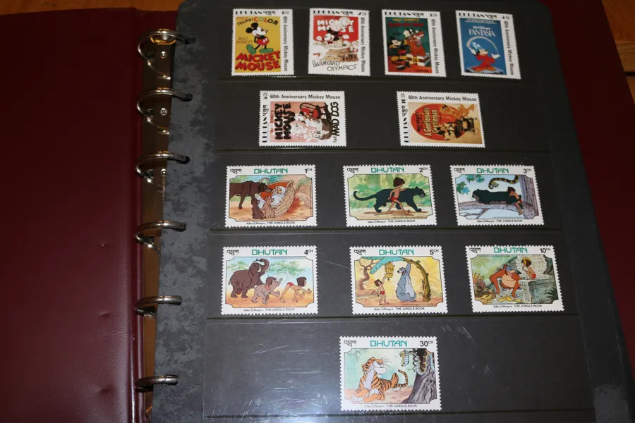 DISNEY. Visiralbum div märken på ca 20 blad.
