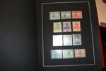 SPANIEN. Mycket fin och välvårdad samling med hemgjord montering i två Leuchtturmpärmar, svarta blad, samlat till ca 1980.