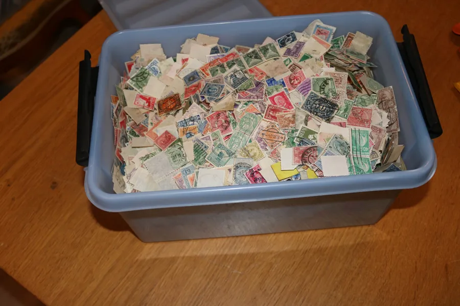 Plastlåda tvättade frimärken hela världen, mest lite äldre vad det verkar. Tusentals frimärken om inte mer. Vikt inkl lådan 1,5 kg.