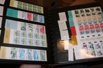 Flyttlåda Sverige med mest postfriskt, bl.a. samling ca 1950-88 som ser överkomplett ut, samt även två album häften och ett album strip, samt två album enklare stämplat. Bl.a. 10 rabatthäften.