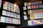 Flyttlåda Sverige med mest postfriskt, bl.a. samling ca 1950-88 som ser överkomplett ut, samt även två album häften och ett album strip, samt två album enklare stämplat. Bl.a. 10 rabatthäften.