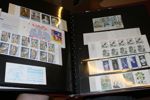 Flyttlåda Sverige med mest postfriskt, bl.a. samling ca 1950-88 som ser överkomplett ut, samt även två album häften och ett album strip, samt två album enklare stämplat. Bl.a. 10 rabatthäften.