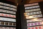 Flyttlåda Sverige med mest postfriskt, bl.a. samling ca 1950-88 som ser överkomplett ut, samt även två album häften och ett album strip, samt två album enklare stämplat. Bl.a. 10 rabatthäften.