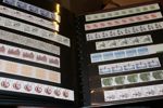 Flyttlåda Sverige med mest postfriskt, bl.a. samling ca 1950-88 som ser överkomplett ut, samt även två album häften och ett album strip, samt två album enklare stämplat. Bl.a. 10 rabatthäften.