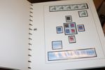 Flyttlåda Sverige med mest postfriskt, bl.a. samling ca 1950-88 som ser överkomplett ut, samt även två album häften och ett album strip, samt två album enklare stämplat. Bl.a. 10 rabatthäften.