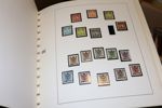 Flyttlåda Sverige med mest postfriskt, bl.a. samling ca 1950-88 som ser överkomplett ut, samt även två album häften och ett album strip, samt två album enklare stämplat. Bl.a. 10 rabatthäften.