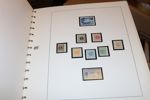 Flyttlåda Sverige med mest postfriskt, bl.a. samling ca 1950-88 som ser överkomplett ut, samt även två album häften och ett album strip, samt två album enklare stämplat. Bl.a. 10 rabatthäften.