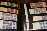 Flyttlåda Sverige med mest postfriskt, bl.a. samling ca 1950-88 som ser överkomplett ut, samt även två album häften och ett album strip, samt två album enklare stämplat. Bl.a. 10 rabatthäften.