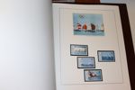 IDROTT. Parti med åtta välfyllda album xx märken, serier, block. Tidsperiod 1960-80-tal och från hela världen. Förutom vackra motiv har även "bättre" märken skymtats. Från dödsbo, rekommenderas!