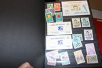 IDROTT. Parti med åtta välfyllda album xx märken, serier, block. Tidsperiod 1960-80-tal och från hela världen. Förutom vackra motiv har även "bättre" märken skymtats. Från dödsbo, rekommenderas!
