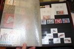 IDROTT. Parti med åtta välfyllda album xx märken, serier, block. Tidsperiod 1960-80-tal och från hela världen. Förutom vackra motiv har även "bättre" märken skymtats. Från dödsbo, rekommenderas!