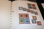 Låda med bl.a. 12 album inkl samlingar Island, Monaco och Vatikanstaten xx 1960-80-tal. Dessutom några album xx motivmärken olika länder och ett par album enklare stämplat.