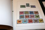 Låda med bl.a. 12 album inkl samlingar Island, Monaco och Vatikanstaten xx 1960-80-tal. Dessutom några album xx motivmärken olika länder och ett par album enklare stämplat.