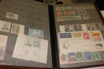 Låda med bl.a. 12 album inkl samlingar Island, Monaco och Vatikanstaten xx 1960-80-tal. Dessutom några album xx motivmärken olika länder och ett par album enklare stämplat.