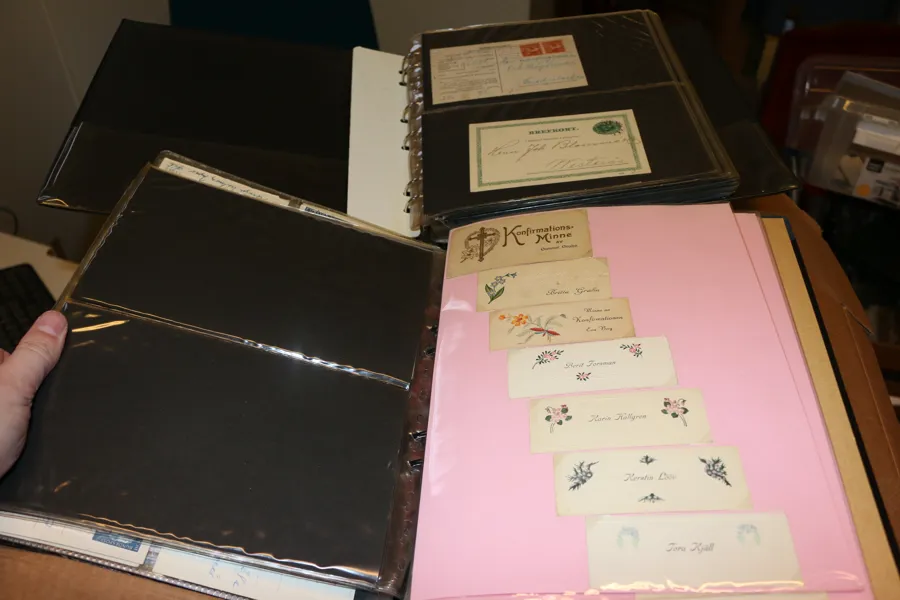 Flyttlåda med samling beg helsaker 1970-80-tal i flera album, välfylld skokartong med "klämfix" för montering, samt album+årssatser xx 70-80-tal med nom 500-1000 kr.