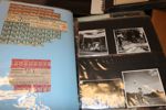Flyttlåda med samling beg helsaker 1970-80-tal i flera album, välfylld skokartong med "klämfix" för montering, samt album+årssatser xx 70-80-tal med nom 500-1000 kr.