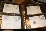 Flyttlåda med samling beg helsaker 1970-80-tal i flera album, välfylld skokartong med "klämfix" för montering, samt album+årssatser xx 70-80-tal med nom 500-1000 kr.