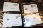 Flyttlåda med samling beg helsaker 1970-80-tal i flera album, välfylld skokartong med "klämfix" för montering, samt album+årssatser xx 70-80-tal med nom 500-1000 kr.