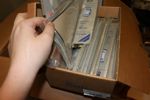 Flyttlåda med samling beg helsaker 1970-80-tal i flera album, välfylld skokartong med "klämfix" för montering, samt album+årssatser xx 70-80-tal med nom 500-1000 kr.