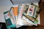 Flyttlåda med samling beg helsaker 1970-80-tal i flera album, välfylld skokartong med "klämfix" för montering, samt album+årssatser xx 70-80-tal med nom 500-1000 kr.
