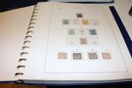 Mycket omfattande samling till 1992 i fyra KABE-album. Inleds med original 4 sk bco med variant "PYRA", 8 sk bco i eftertryck E2 (rep hörn) i lyxcentrering. Båda dessa utan gummi. 