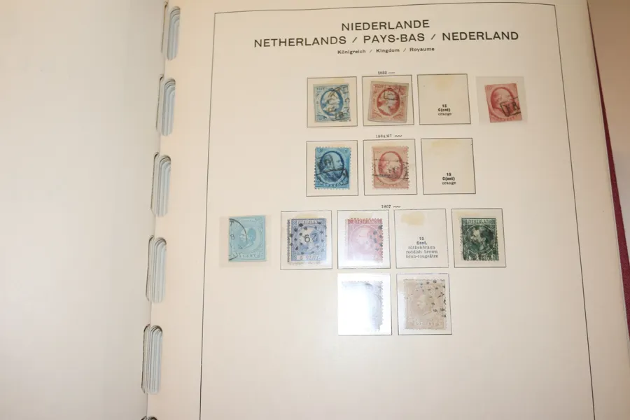 NEDERLÄNDERNA. Samling klassiskt-2010 i fyra album varav ett förtrycksalbum som når till 1970. Generellt en välfylld samling utan de riktigt dyra, men bl.a. ingår Legion-blocken. Blandat stpl/x/xx.