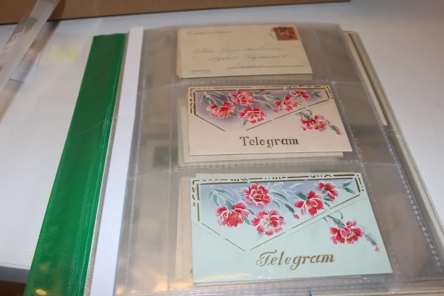 Utfällbara telegramkort och småbrev/småkort i en mapp. Ca 80 objekt.