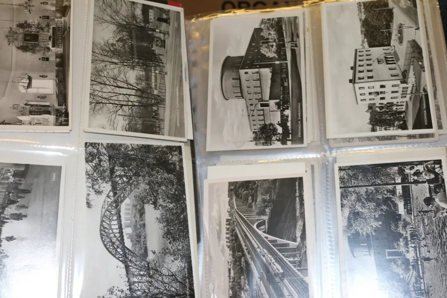 "PRESSBYRÅN". Pärm med drygt 200 kort, de flesta i det mindre formatet med vit kant.