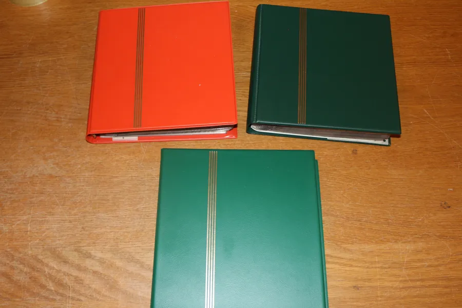Häftessamling 1950-80-talet i två album + ett tredje album med automathäften. Innehåller bl.a. H99 och H211 samt en hel del (oräknad) nominal. Många häften med markeringar.