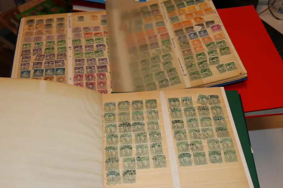 Bananlåda med en välfylld men enklare samling stämplat, samt några album dubbletter, även lite bältespännarmaterial. Fyndchans på t.ex. stämplar.