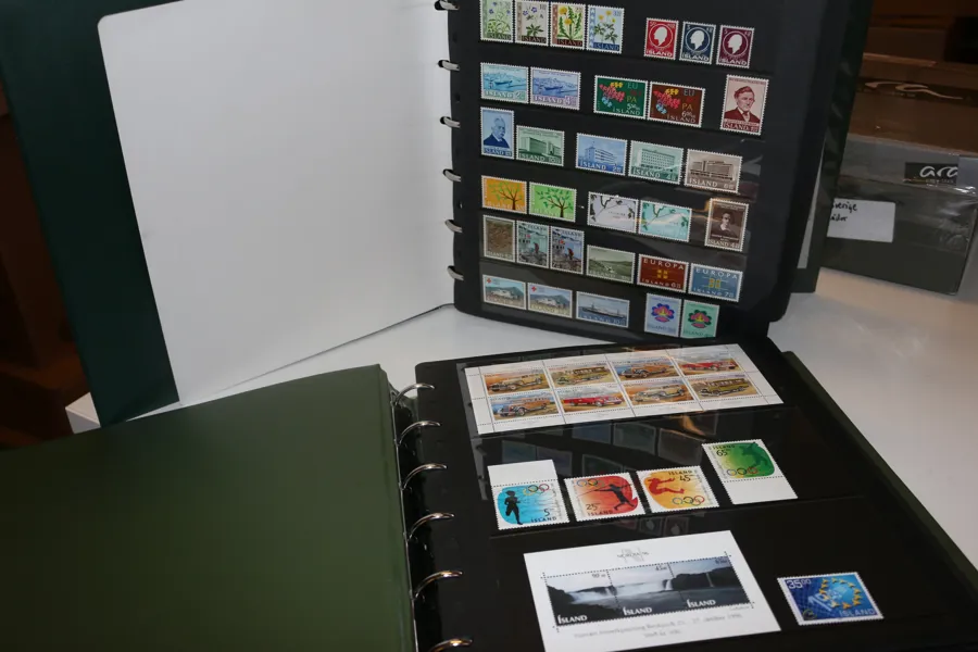 Samling xx 1961-2020. KOMPLETT vad jag kan se inkl många häften. Även Laxness guldblocket. Dessutom finns en del märken i dubbel uppsättning! Sitter i två välmatade visiralbum.