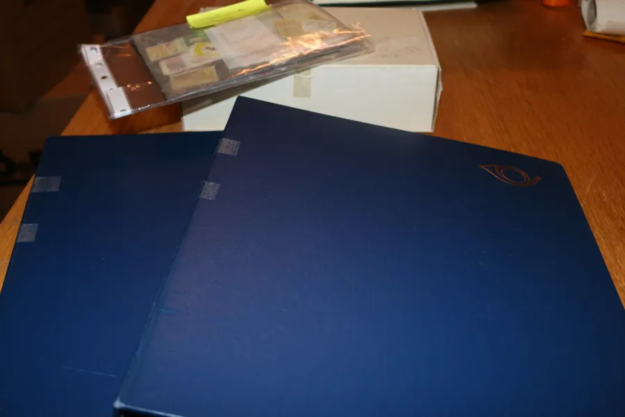 NEDERLÄNDERNA+SURINAM. Låda med två album + en mindre låda och en plastficka. Mycket xx material men ej närmare genomgånget av mig. Försiktigt utrop.