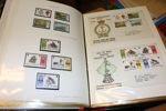 ENGLAND, IRLAND, KANALÖARNA. Parti 6 album i låda, mest stämplat vilket i Kanalöarnas fall kan tyckas mer intressant. Mest billiga frimärken men mycket material och intressant samlingsområde.