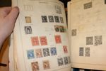 Proppfull mindre flyttlåda: Australien 1867-2007 i pärm inkl stater, album Frankrike 1982-91 med mycket xx motivmärken, två antika hela världen-album. Även stort parti Tjeckoslovakien i 6 album.