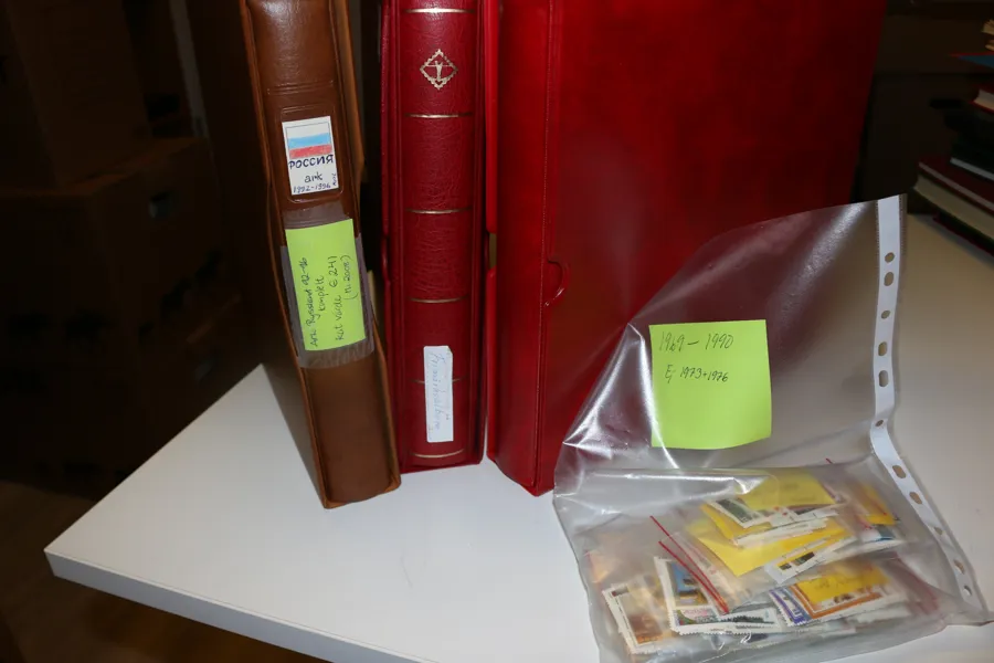 RYSSLAND/SOVJET. Låda med tre album; 1962-69 (Mi €750), 1992-2002 (€750), helark 1992-96 (€240). Även plastficka xx ej räknat. Mycket material!
