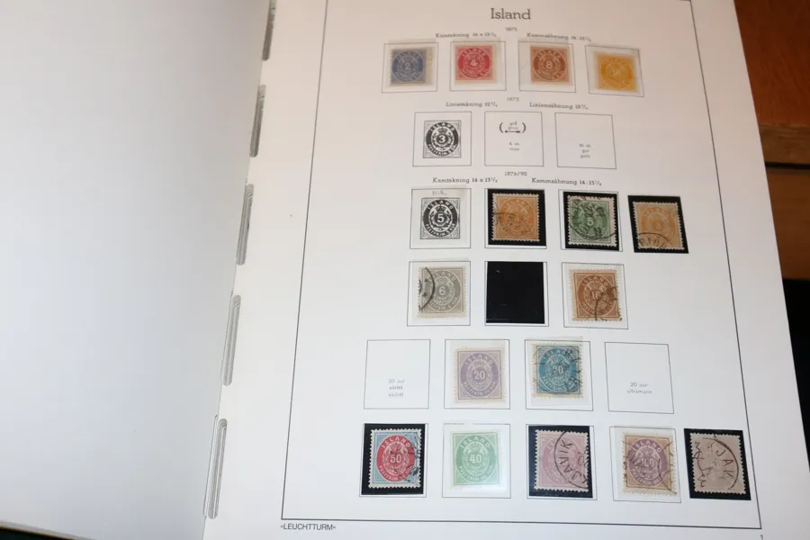 Samling till början på 2000-talet i ett album, med flera bättre märken. Bl.a. 2+4+8 skilding utan gummi, def 16 sk. Flera aur-ovaler inkl några bättre valörer, hyfsat 1900-tal men oftast utan det dyra