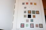 Samling till början på 2000-talet i ett album, med flera bättre märken. Bl.a. 2+4+8 skilding utan gummi, def 16 sk. Flera aur-ovaler inkl några bättre valörer, hyfsat 1900-tal men oftast utan det dyra