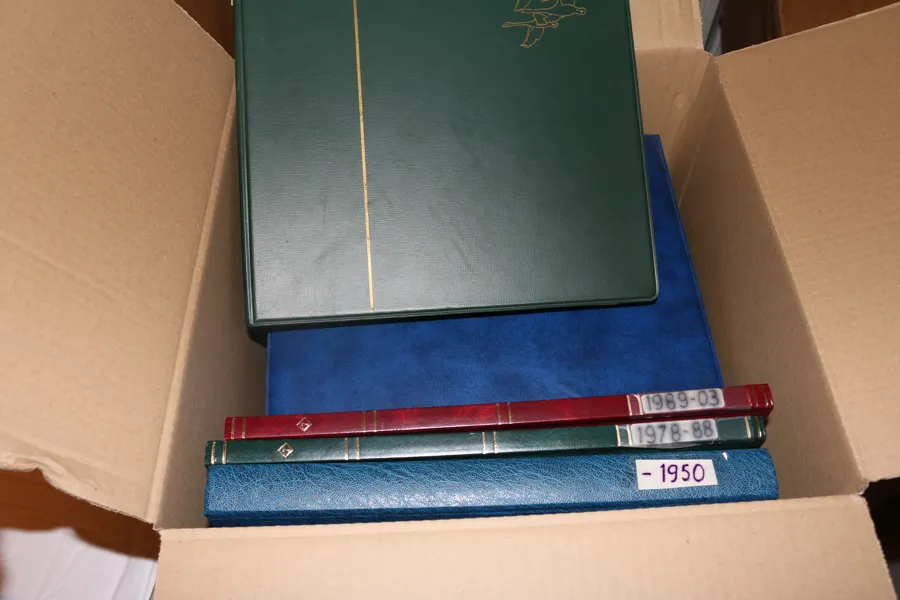 Parti med 13 album blandat Sverige; Sju av dem med dubblettparti stämplat gammalt-2013, ett album bältespännare, ett album häften/block stpl/xx, ett album kungar, ett album stämplar. 