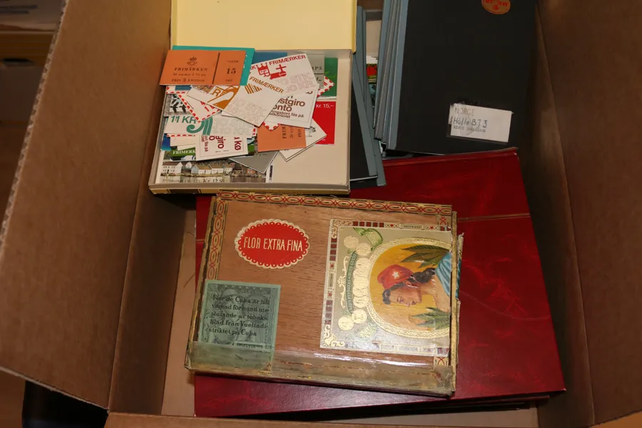 Parti dubblettalbum Norden med Norge, Finland, Danmark, mest enklare material men tusentals frimärken. Dessutom lite brev och kort och en rejäl bunt klämfix för montering.